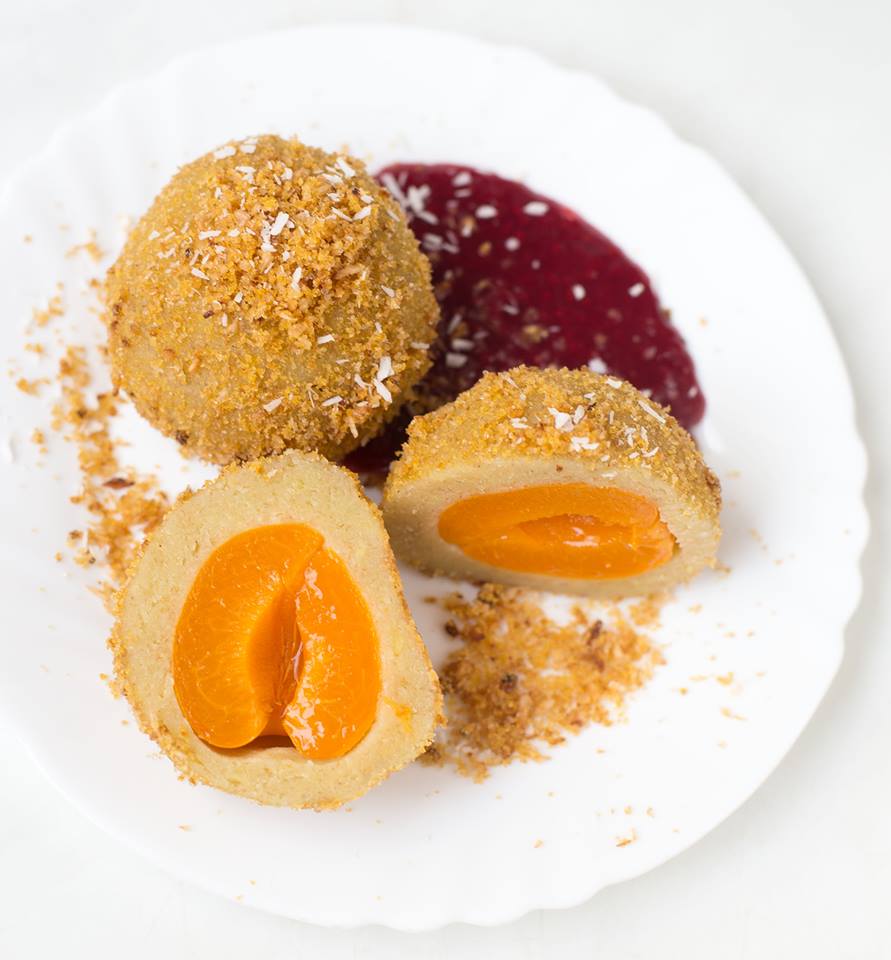 Vegane Marillenknoedel mit Kartoffelteig